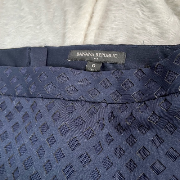 BANANA REPUBLIC DIAMOND TRELLIS DESIGN MINI SKIRT - Picture 2 of 3